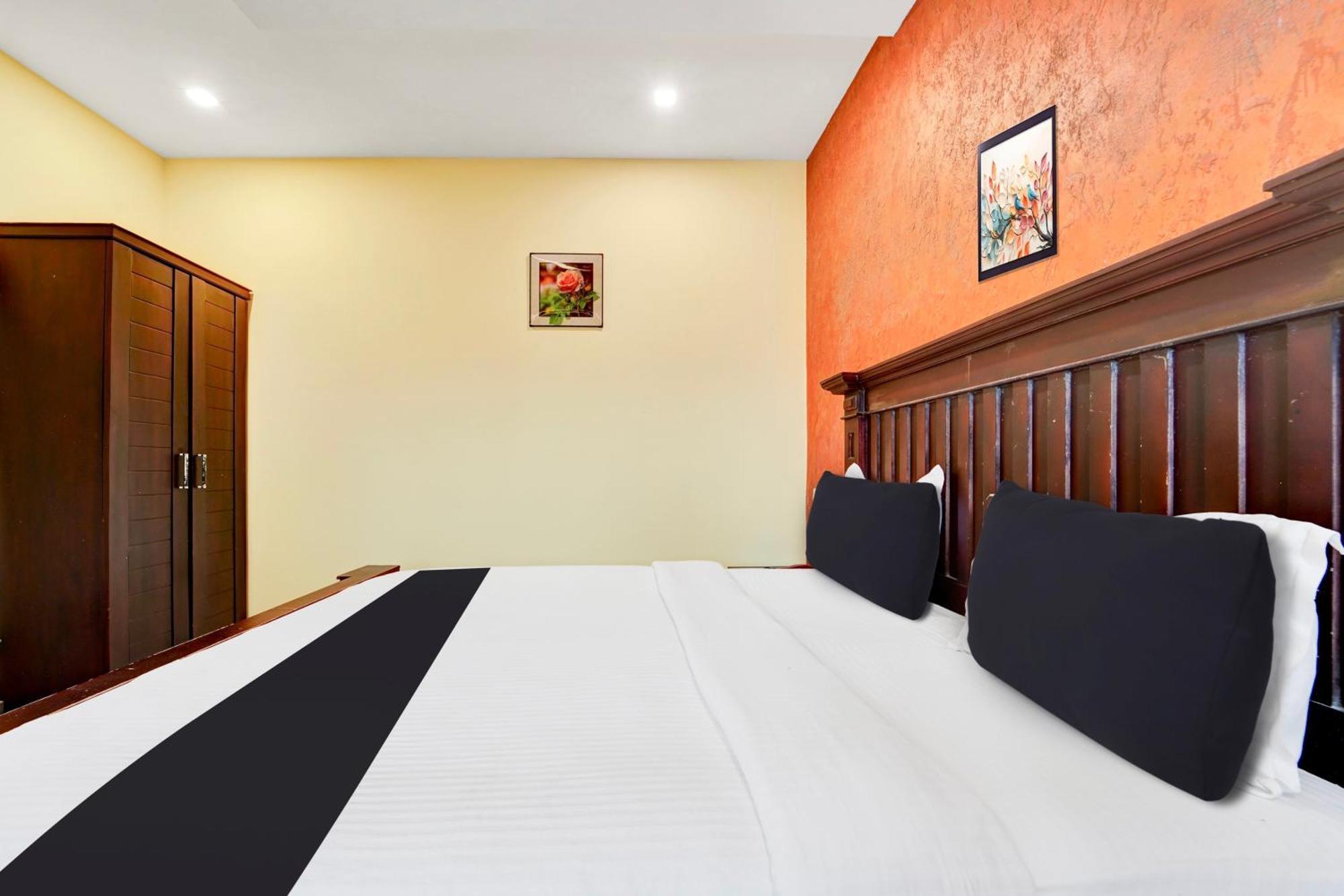 Hotel Super Townhouse Ernakulam North Kochi Esterno foto