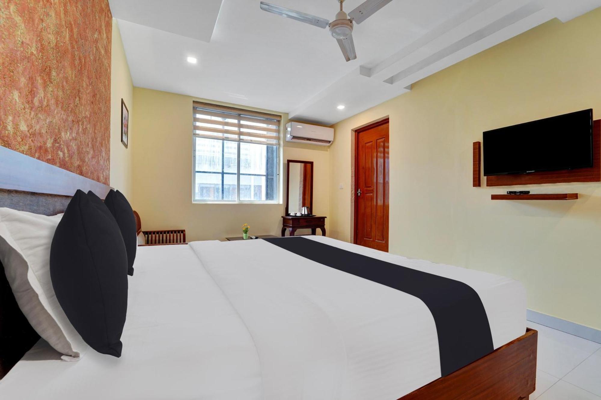 Hotel Super Townhouse Ernakulam North Kochi Esterno foto