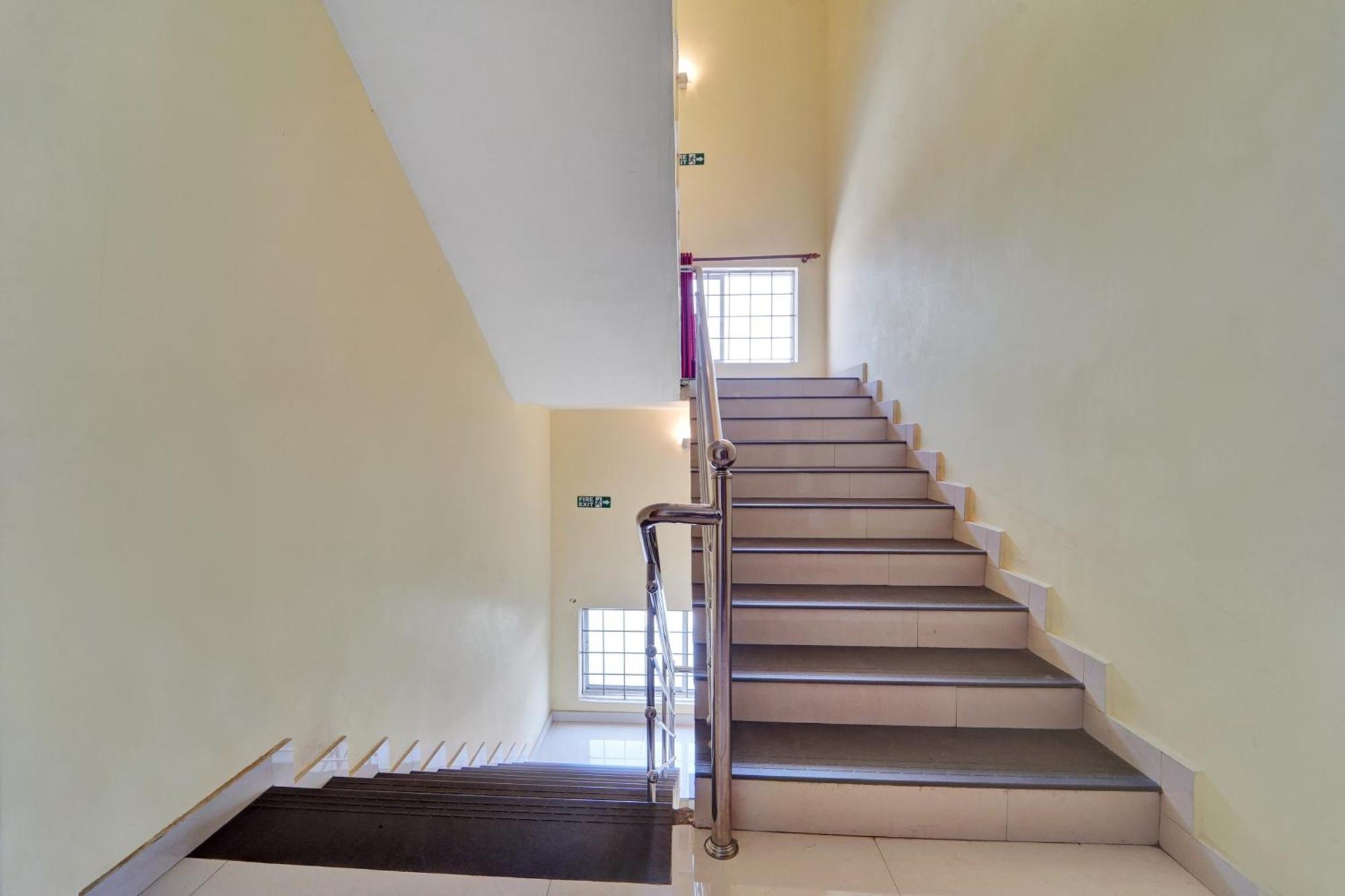 Hotel Super Townhouse Ernakulam North Kochi Esterno foto