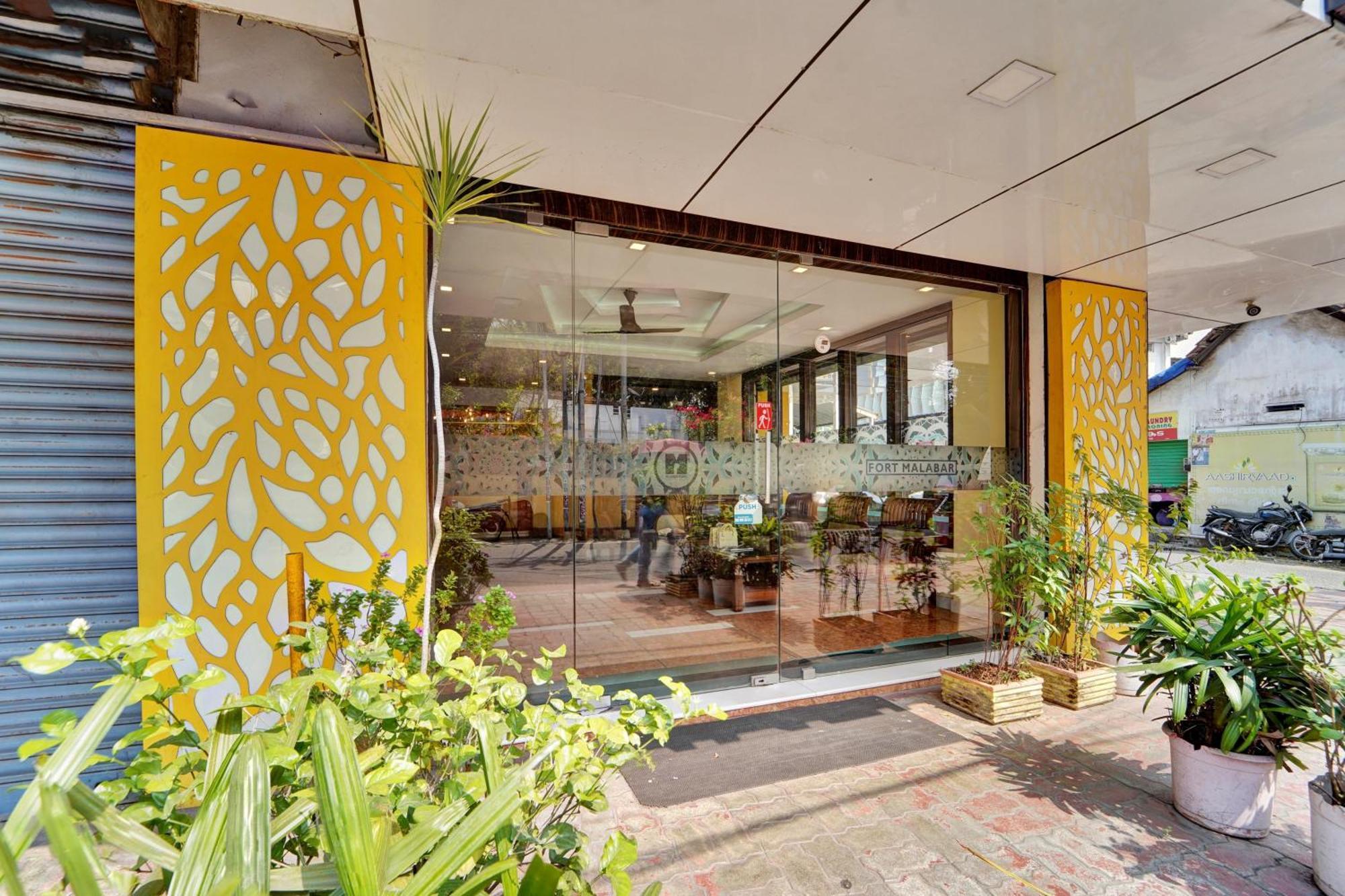 Hotel Super Townhouse Ernakulam North Kochi Esterno foto