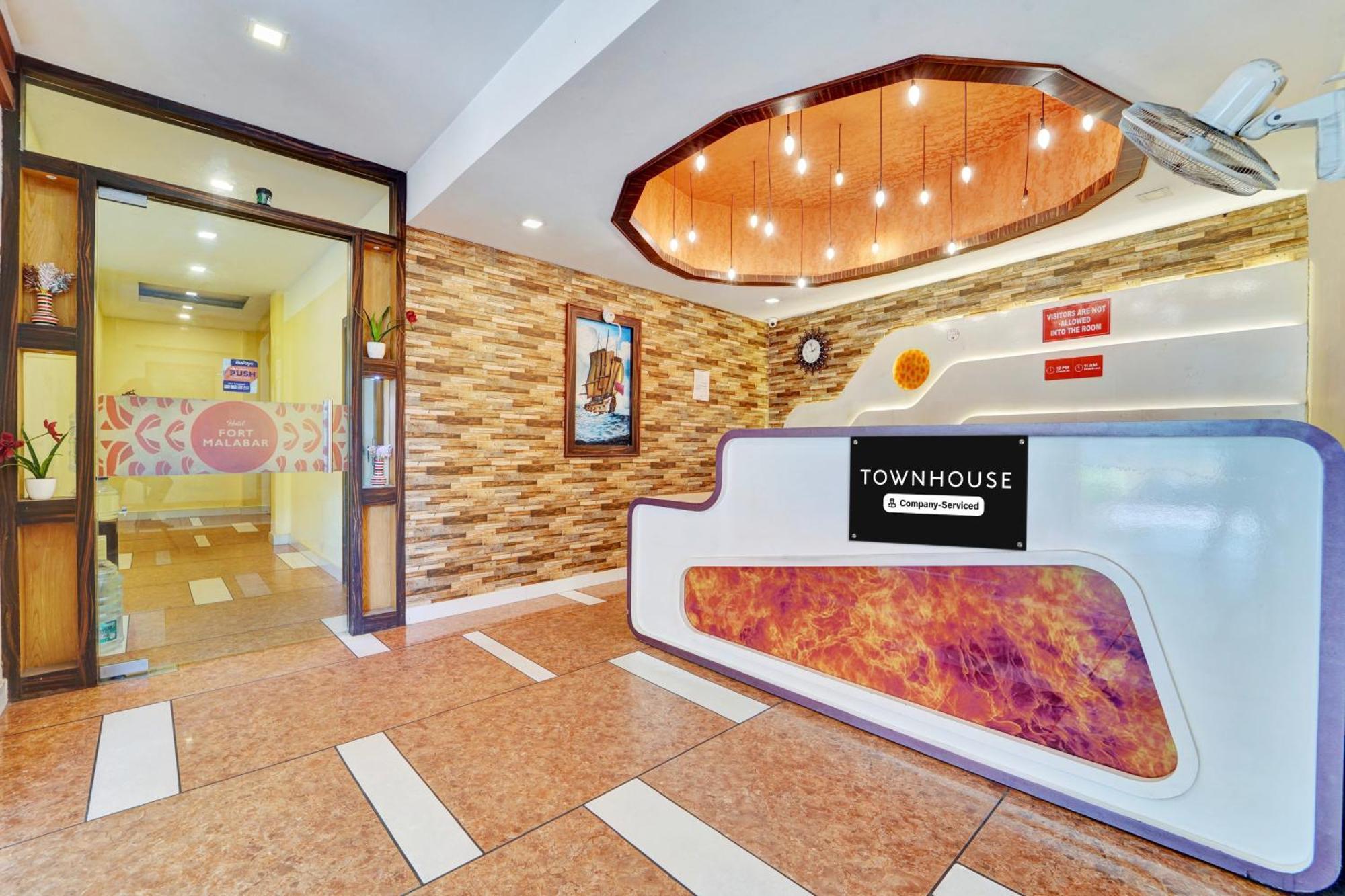 Hotel Super Townhouse Ernakulam North Kochi Esterno foto